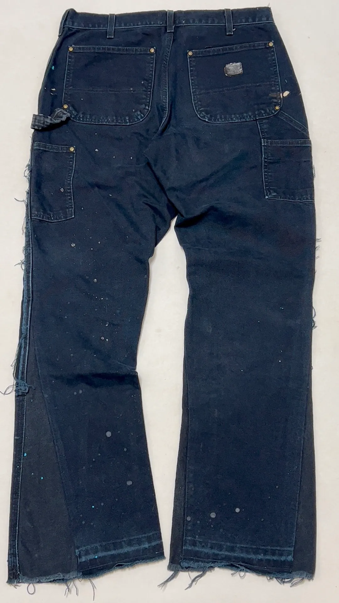 GALLERY DEPT. LA FLARE CARPENTER PANTS The first generation of paint-splashed and ink-washed flared logging trousers, modified Carhartt overalls from the original version. Blue and black S-XL large-area paint-splashed ink. Full set of original copper hardware. Deconstructed and modified version of the Kahart trousers. Heavy-washed and distressed. VINTAGE texture is perfect.